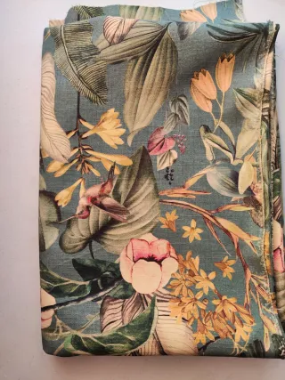 115. Tela con estampado floral y pájaros