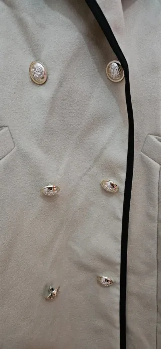 Sobretudo bege com botões dourados