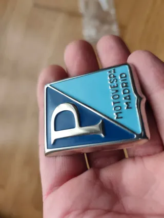 Insignia Piaggio Vespa Madrid