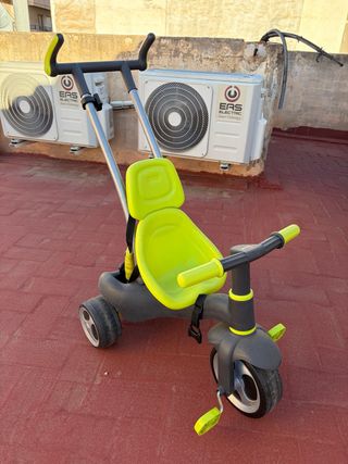 Triciclo infantil con manillar y asiento