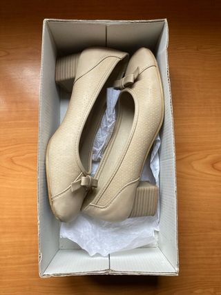 Zapatos tacón bajo beige mujer