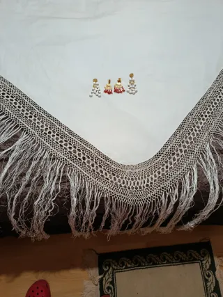 Chal blanco con pendientes de regalo