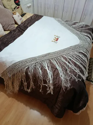 Chal blanco con pendientes de regalo