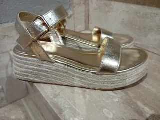 Sandali dorati in esparto con piattaforma