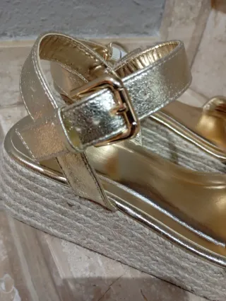 Sandali dorati in esparto con piattaforma