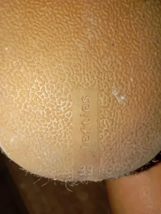 Sandali dorati in esparto con piattaforma