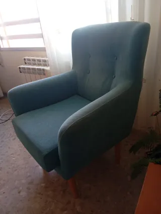 Dos sillones azules de tela con patas de madera