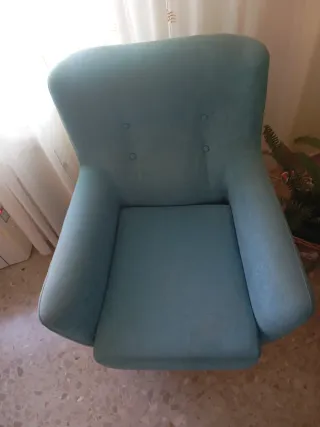 Dos sillones azules de tela con patas de madera