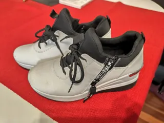 Sneakers sportive bianche e nere