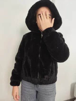 Cazadora negra pelo con capucha