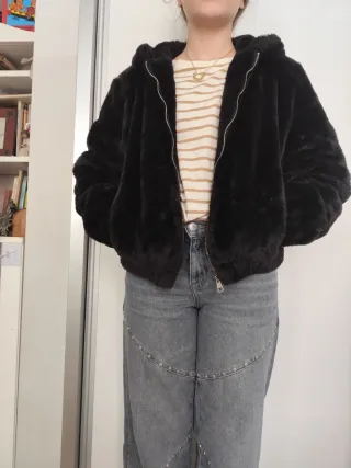Cazadora negra pelo con capucha