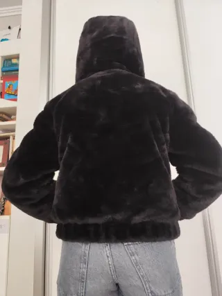 Cazadora negra pelo con capucha