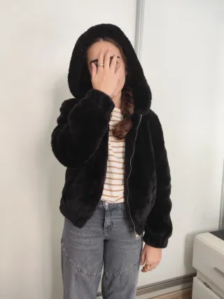 Cazadora negra pelo con capucha