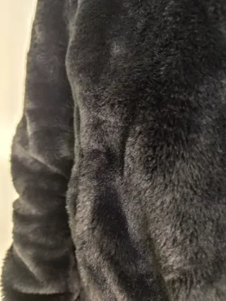 Cazadora negra pelo con capucha