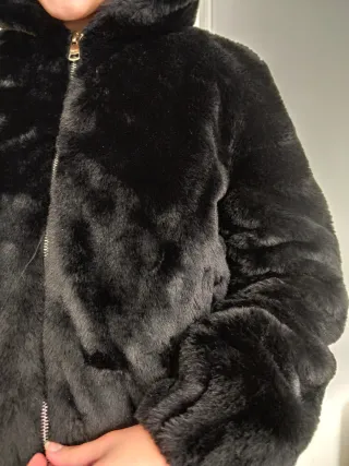 Cazadora negra pelo con capucha