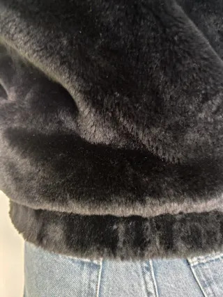 Cazadora negra pelo con capucha