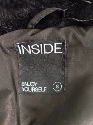 Cazadora negra pelo con capucha