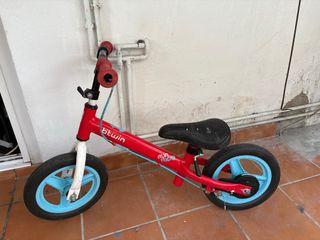 Bici sin pedales Btwin roja y azul