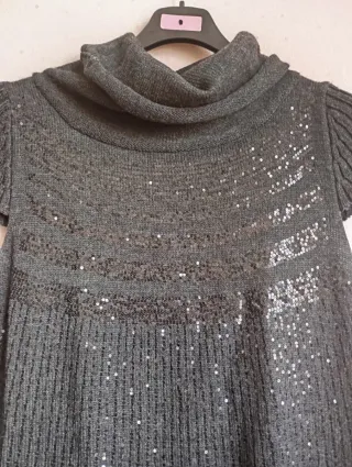 Vestido corto gris con lentejuelas