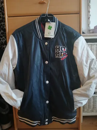 Chaqueta Béisbolera Polipiel Negra y Blanca