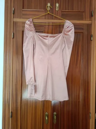 Elegante vestido ceñido de manga larga