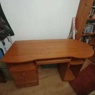 Escritorio de madera con cajones