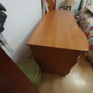 Escritorio de madera con cajones