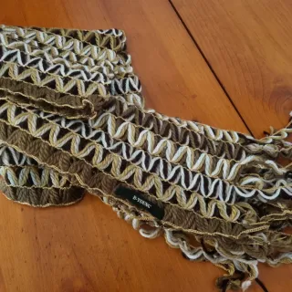 Bufanda tejida beige y marrón