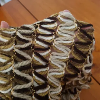 Bufanda tejida beige y marrón