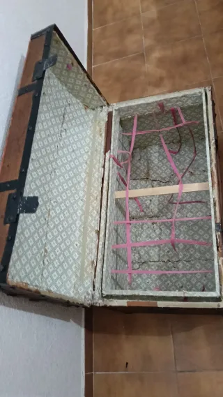 Baúl antiguo de madera y metal