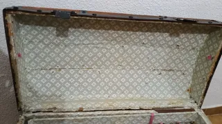 Baúl antiguo de madera y metal