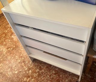Cómoda de madera blanca