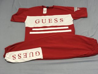 Conjunto deportivo Guess rojo y blanco