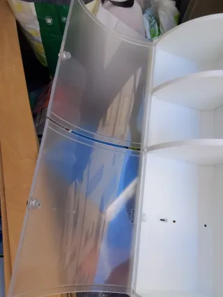 Mueble de baño blanco con puertas