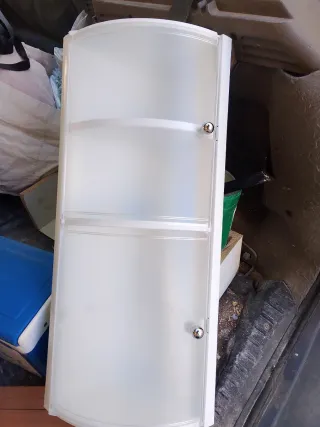 Mueble de baño blanco con puertas