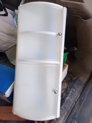 Mueble de baño blanco con puertas