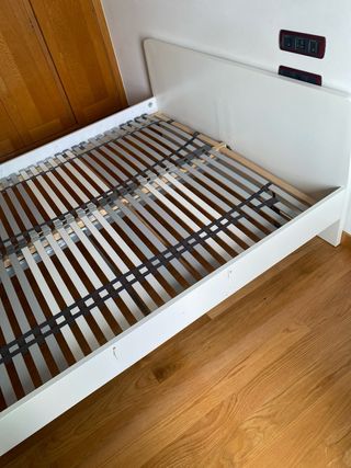 Cama blanca con somier