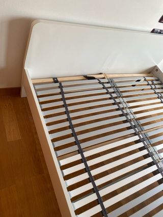 Cama blanca con somier