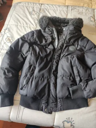 Abrigo Negro Closure London con Capucha