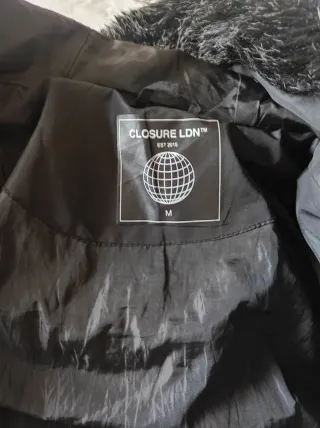 Abrigo Negro Closure London con Capucha