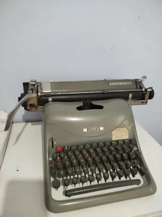 Máquina de escribir Olivetti Lexicon 80