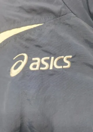 Chaqueta Asics azul con capucha