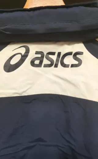 Chaqueta Asics azul con capucha