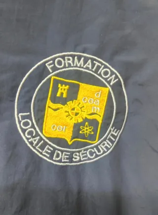 Chaqueta Asics azul con capucha