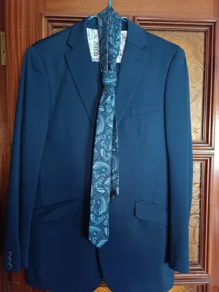 Traje azul marino puesto una vez