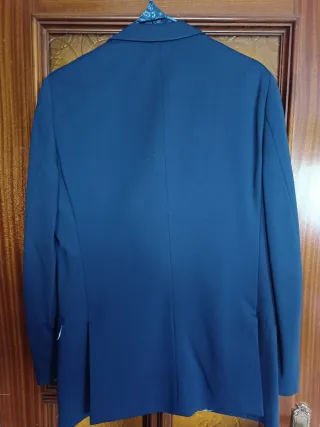 Traje azul marino puesto una vez
