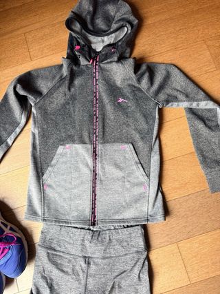 Conjunto deportivo mujer gris y rosa