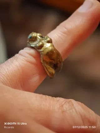 Anillo de bronce antiguo. Mujer desnuda