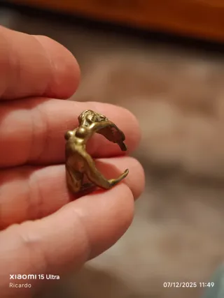 Anillo de bronce antiguo. Mujer desnuda