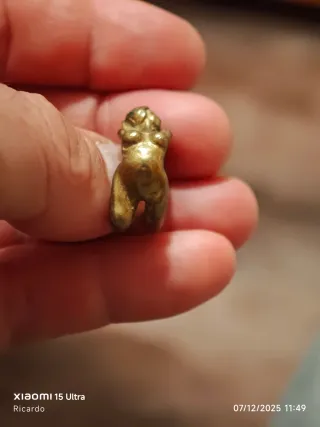 Anillo de bronce antiguo. Mujer desnuda